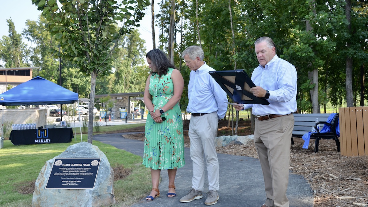 Kirk Bradley presents plaque to Wade Barber family members.
